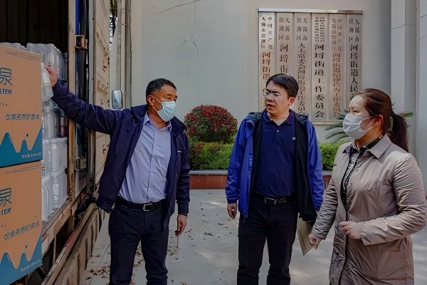 走进基层防疫点位捐赠