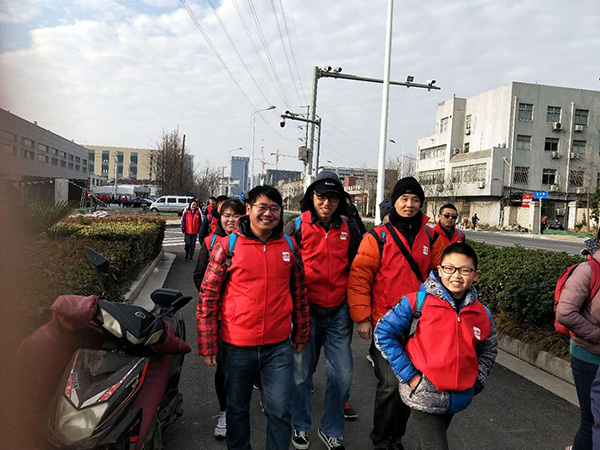 开展徒步团建活动