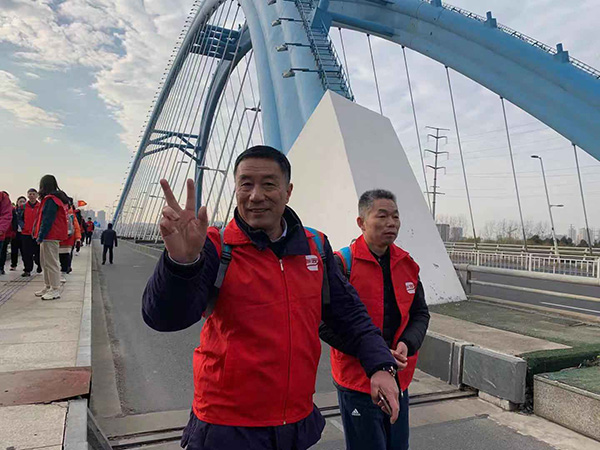 开展徒步团建活动