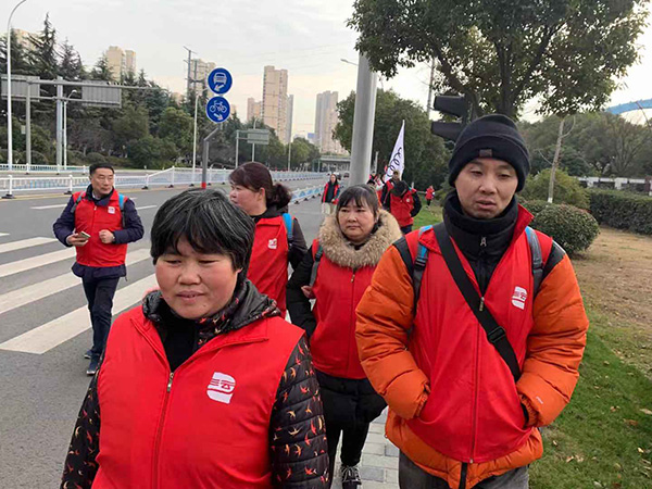 开展徒步团建活动