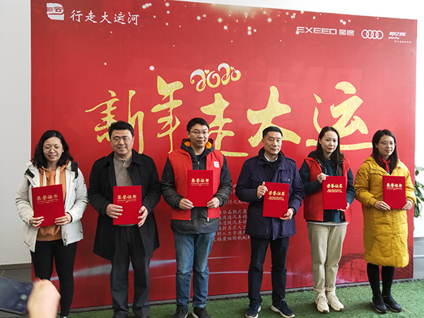 开展徒步团建活动