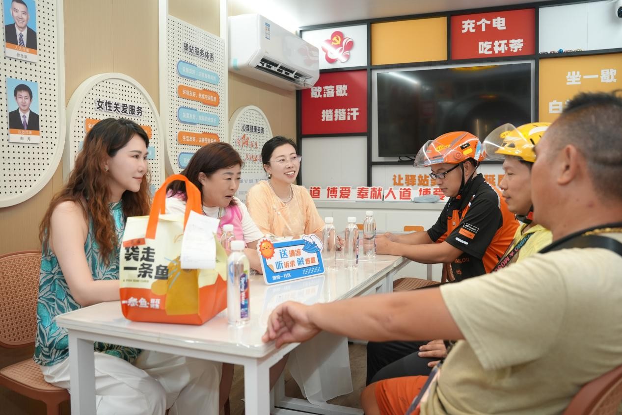 夏夜送岗 服务暖心 飘之霖助力惠山万达招聘会